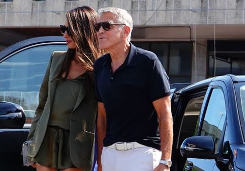 Apariție spectaculoasă la Veneția. George Clooney și soția sa, Amal, au atras toate privirile la sosirea în oraș