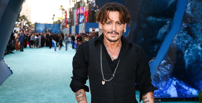 johnny depp cu mainile in buzunar la premiera "Pirates Of The Caribbean: Dead Men Tell No Tales"